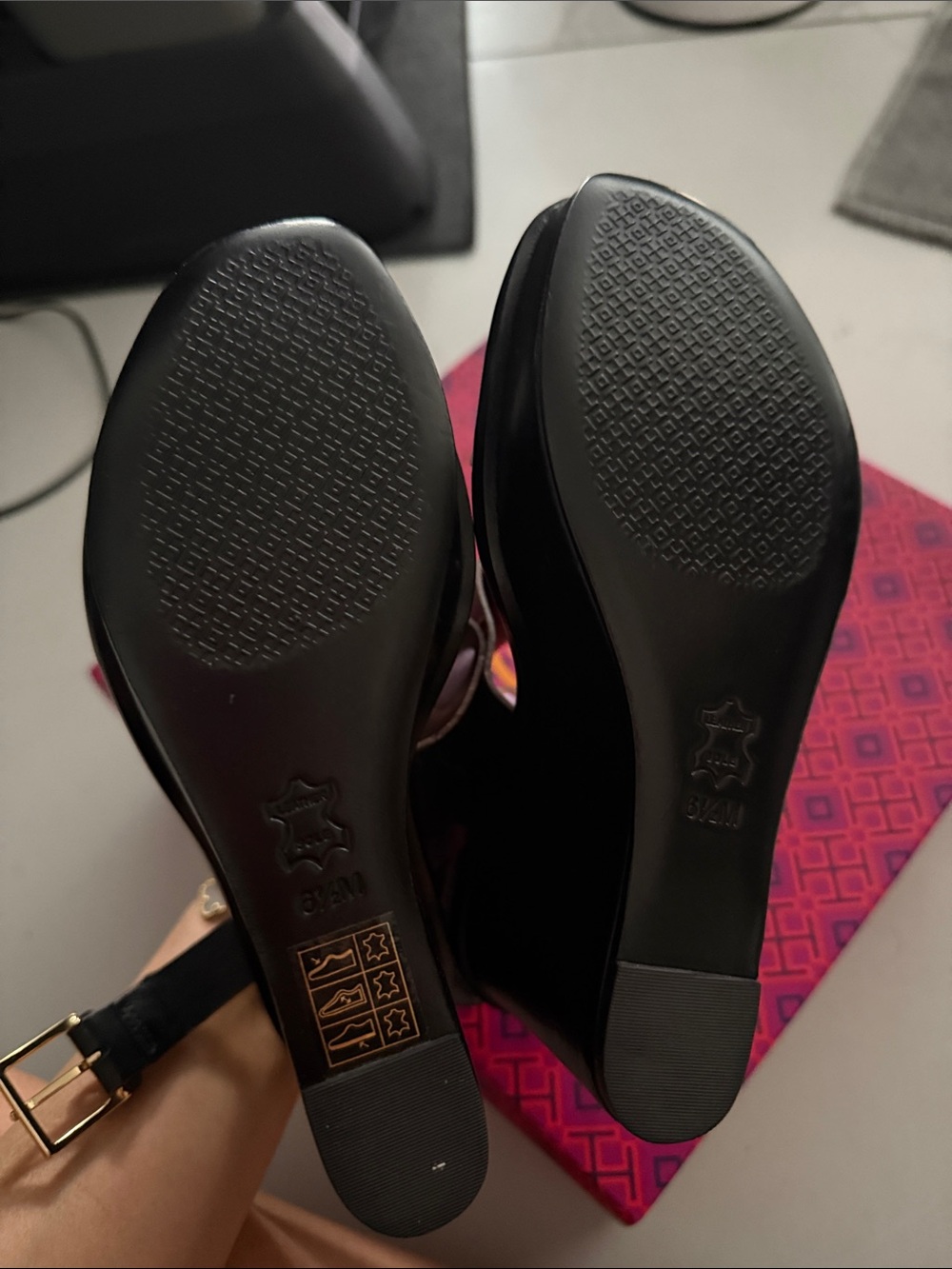Tory Burch Black Leather Wedge Sandals NWT - Picture 5 of 5